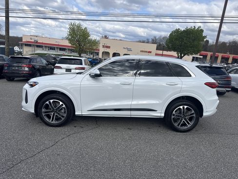 Used 2025 Audi Q5 Premium w/ Convenience Package image 4