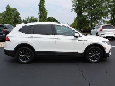 Used 2022 Volkswagen Tiguan SE AWD/4WD image 2