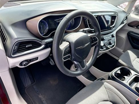 Used 2017 Chrysler Pacifica Touring Plus w/ Tire & Wheel Group image 10