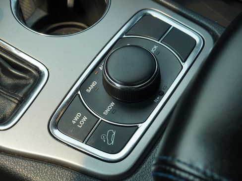Used 2019 Jeep Grand Cherokee Laredo AWD/4WD image 19