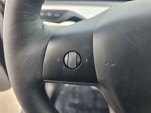 Used 2022 Tesla Model Y Long Range image 31