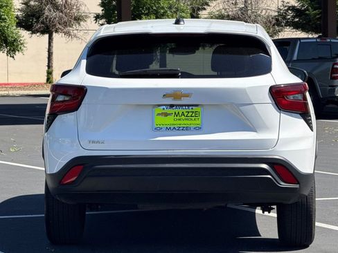 Used 2025 Chevrolet Trax LS FWD image 11