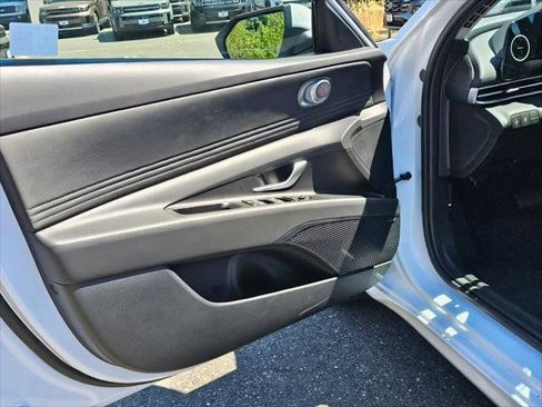 New 2025 Hyundai Elantra Limited FWD image 17