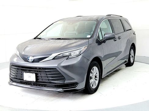 Used 2025 Toyota Sienna LE AWD/4WD image 2