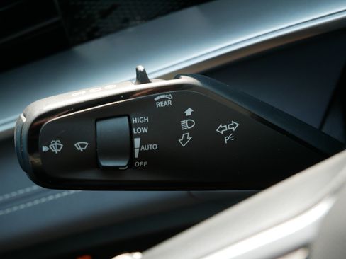 Certified 2025 Volkswagen Tiguan SE AWD/4WD image 29