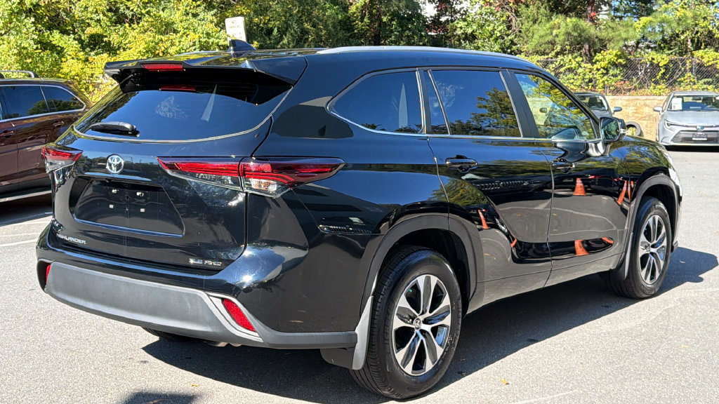 Used 2025 Toyota Highlander XLE AWD/4WD image 4