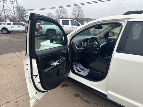 Used 2014 Dodge Journey SXT w/ Flexible Seating Group image 4