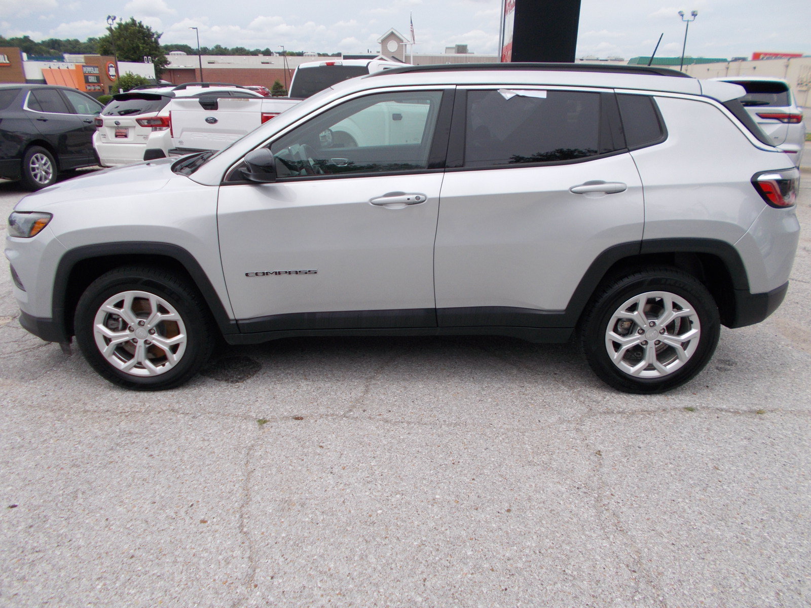 Used 2024 Jeep Compass Latitude AWD/4WD image 8