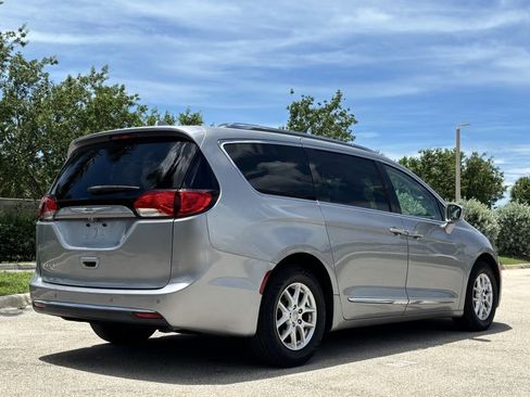 Used 2020 Chrysler Pacifica Touring-L FWD image 7
