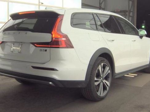 Used 2025 Volvo V60 B5 Cross Country Plus image 3