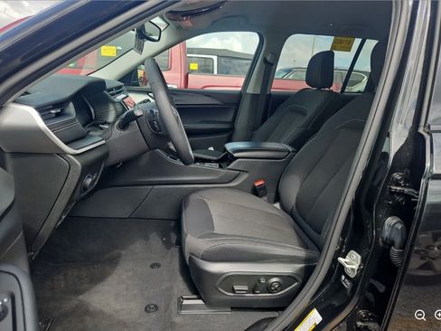 Used 2023 Jeep Grand Cherokee Laredo w/ Luxury Tech Group I RWD image 8