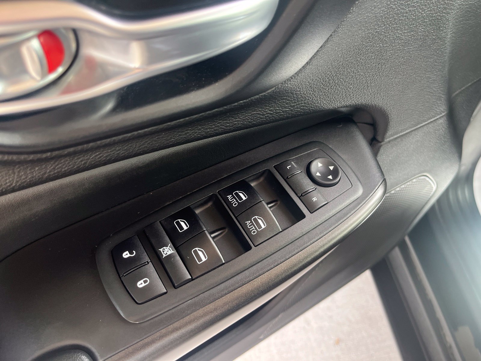 Used 2020 Jeep Cherokee Trailhawk w/ Cold Weather Group AWD/4WD image 14