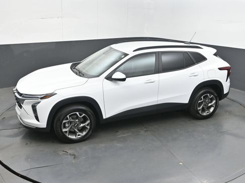 Used 2025 Chevrolet Trax LT FWD image 40