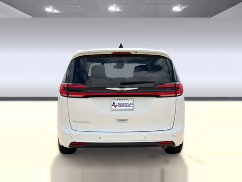 Used 2024 Chrysler Pacifica Touring-L FWD image 10