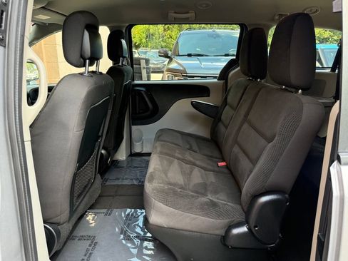 Used 2018 Dodge Grand Caravan SE w/ UConnect Hands-Free Group FWD image 11