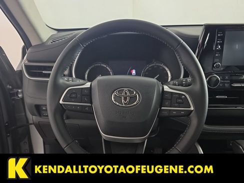 Used 2022 Toyota Highlander XLE AWD/4WD image 13
