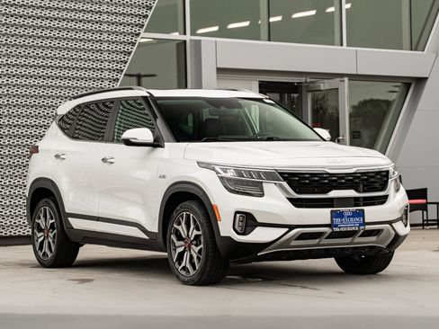Used 2022 Kia Seltos SX w/ Sunroof Package AWD/4WD image 1