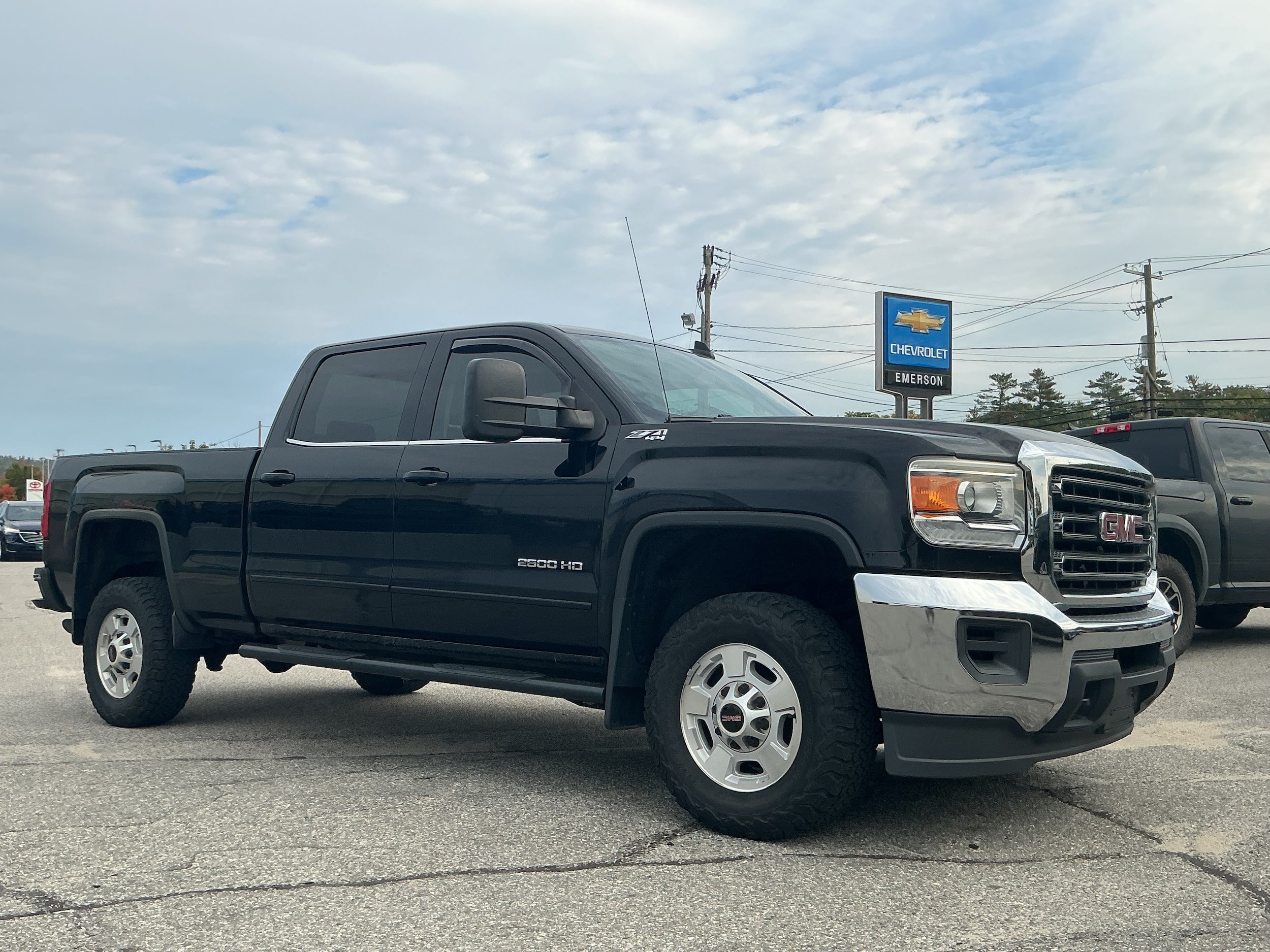 Used 2016 GMC Sierra 2500 SLE w/ Suspension Package, Off-Road AWD/4WD image 3
