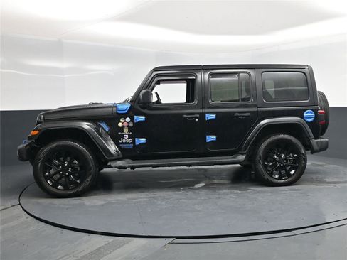 Used 2021 Jeep Wrangler Unlimited Sahara w/ Cold Weather Group image 3