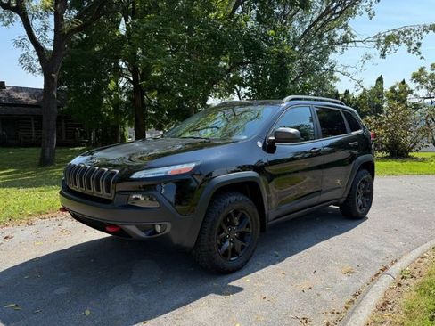 Used 2017 Jeep Cherokee Trailhawk w/ Cold Weather Group AWD/4WD image 5