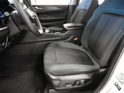 Certified 2024 Jeep Grand Cherokee Laredo image 11