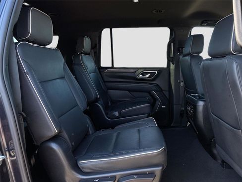 Used 2023 Chevrolet Suburban Premier image 28