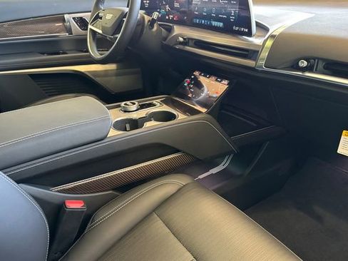 New 2026 Cadillac Vistiq Premium Luxury w/ LPO, Floor Liner Package AWD/4WD image 17