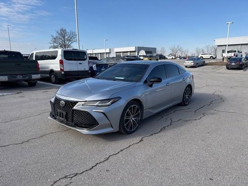 Used 2020 Toyota Avalon Touring image 2