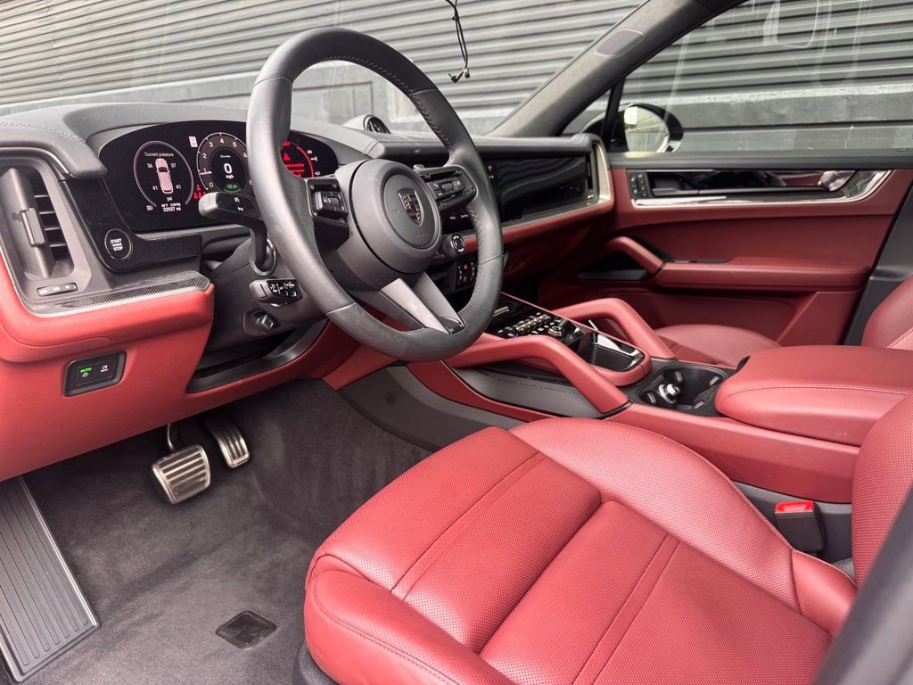 Certified 2025 Porsche Cayenne Turbo AWD/4WD image 4