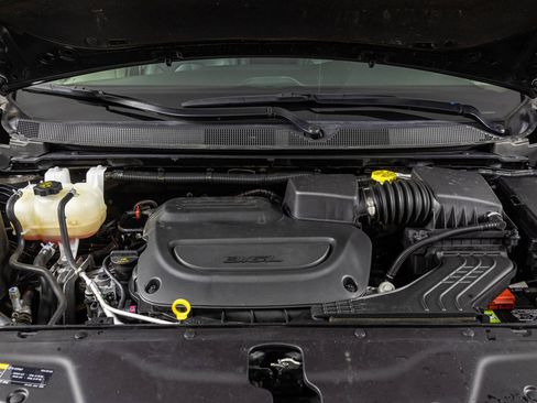 Used 2024 Chrysler Pacifica Touring-L image 44