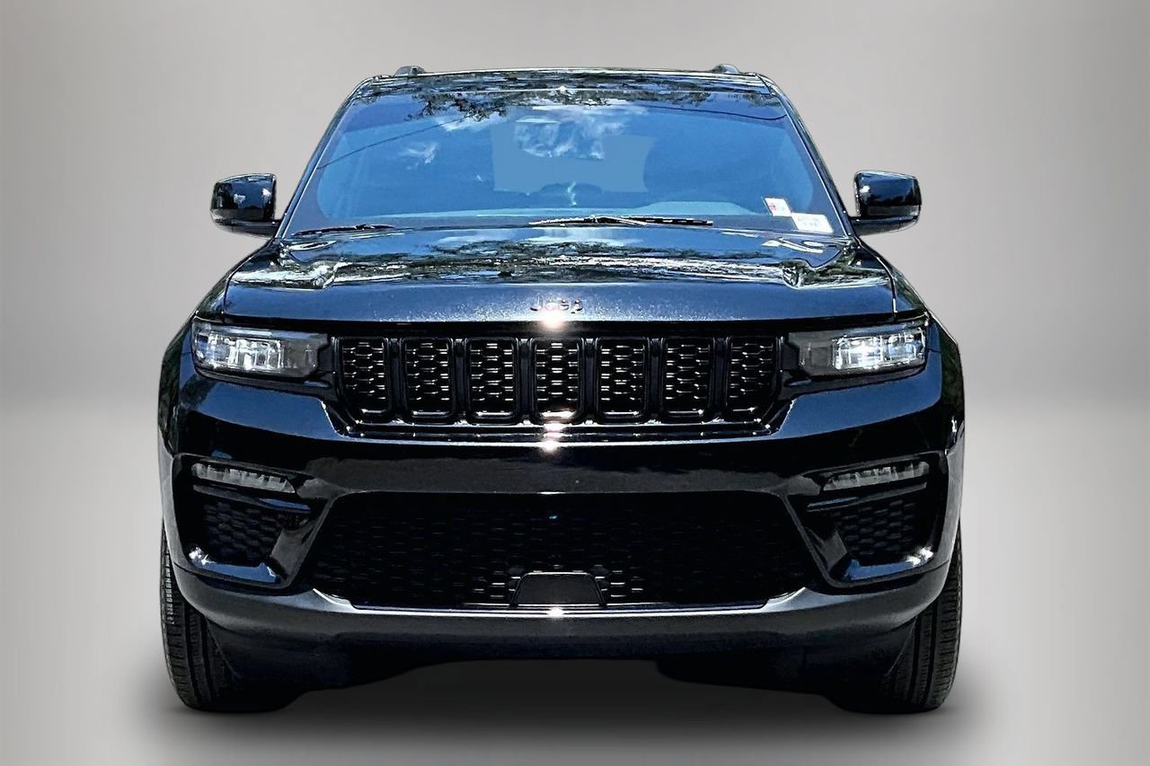 Used 2025 Jeep Grand Cherokee Limited w/ Black Appearance Package RWD image 3