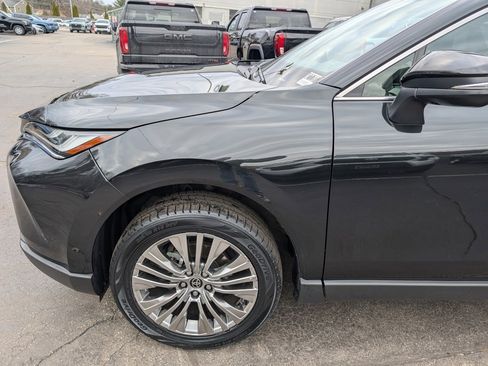 Used 2023 Toyota Venza XLE image 2