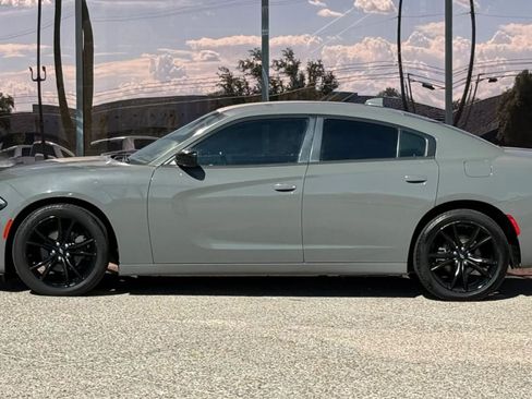 Used 2017 Dodge Charger SXT w/ Blacktop Package RWD image 4