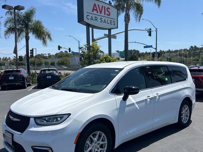 Used 2025 Chrysler Pacifica Select