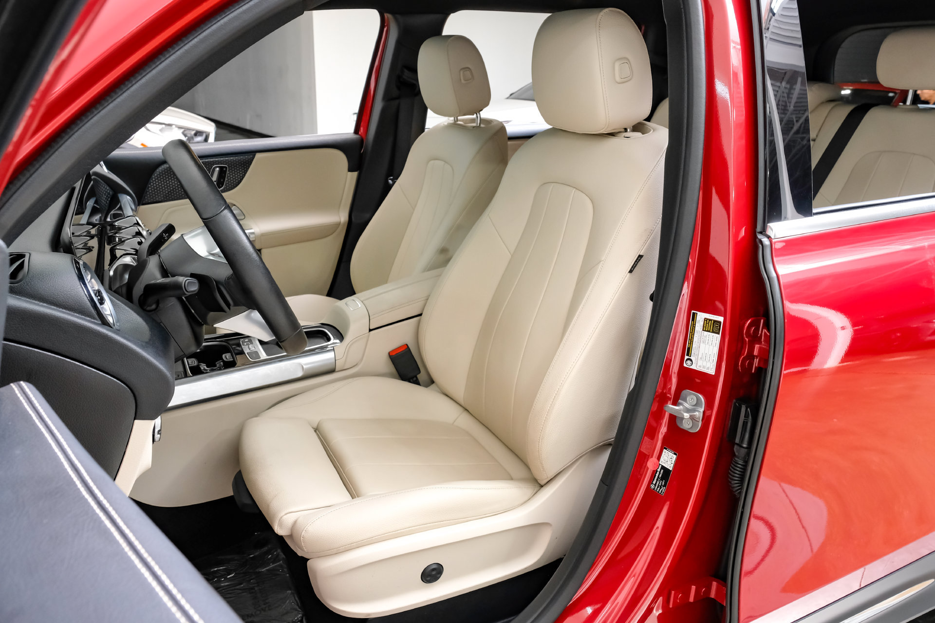Used 2026 Mercedes-Benz GLB 250 w/ Exclusive Package image 32