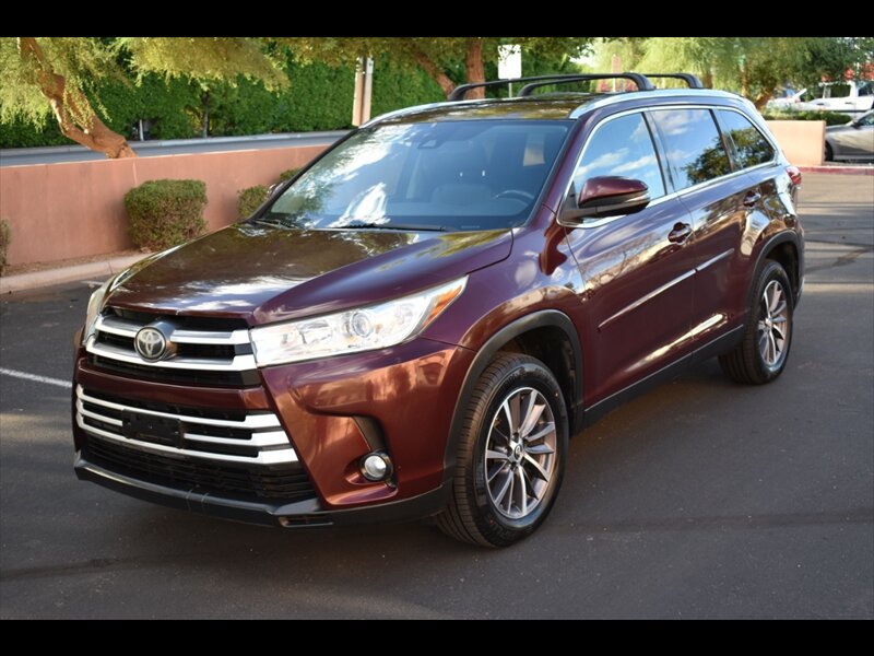Used 2019 Toyota Highlander XLE FWD image 3