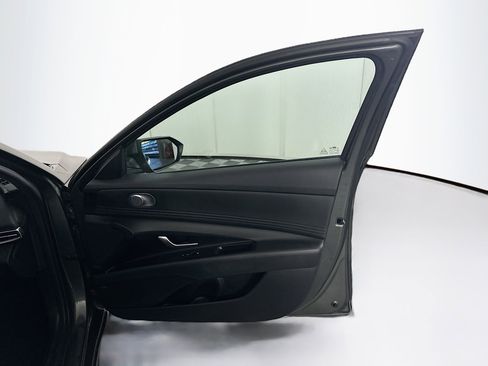 Used 2025 Hyundai Elantra Limited FWD image 31