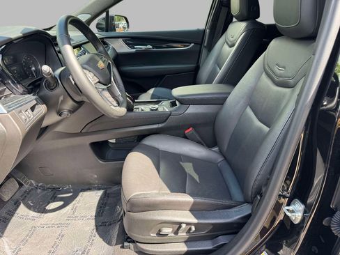 Used 2025 Cadillac XT5 Premium Luxury AWD/4WD image 2