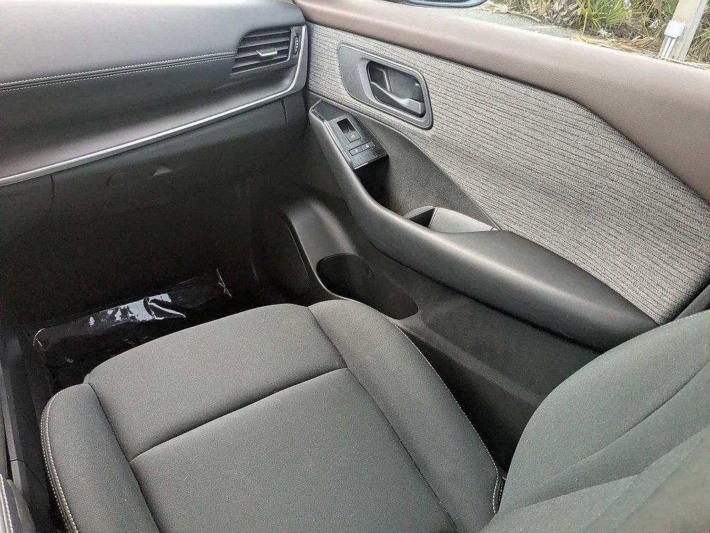 Used 2023 Nissan Rogue S FWD image 18