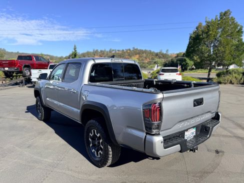 Used 2020 Toyota Tacoma TRD Off-Road w/ Technology Package AWD/4WD image 8