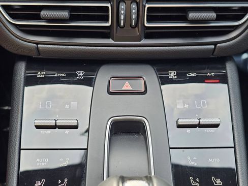 Used 2025 Porsche Macan AWD/4WD image 17