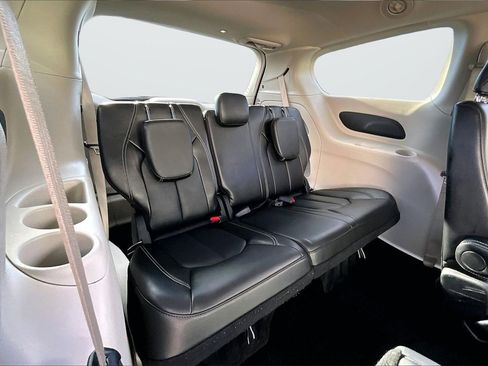 Certified 2024 Chrysler Pacifica Touring-L image 24