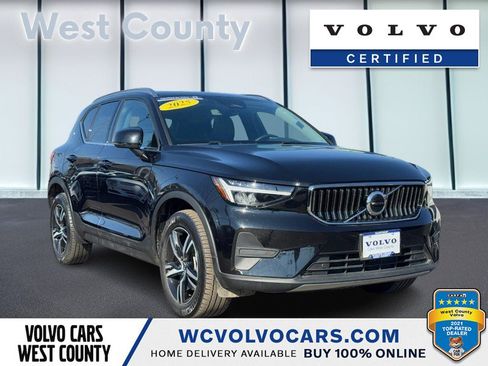 Certified 2025 Volvo XC40 B5 Core image 1