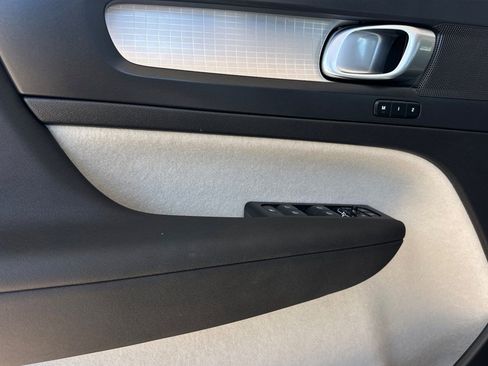 Used 2022 Volvo XC40 T5 Momentum image 10