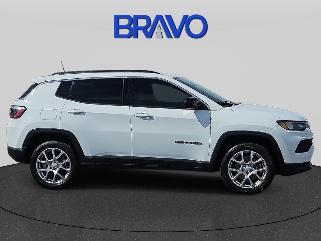 Used 2024 Jeep Compass Latitude AWD/4WD image 5