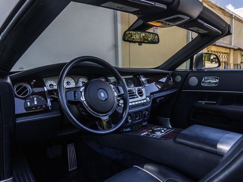 Used 2019 Rolls-Royce Dawn RWD image 16