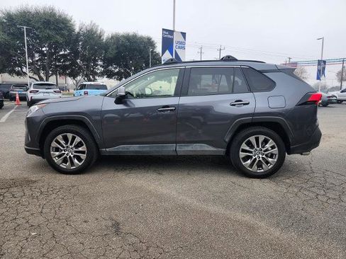 Used 2021 Toyota RAV4 XLE Premium image 4