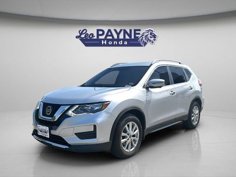 Used 2018 Nissan Rogue SV w/ Premium Package FWD image 3