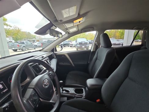 Used 2018 Toyota RAV4 LE image 18