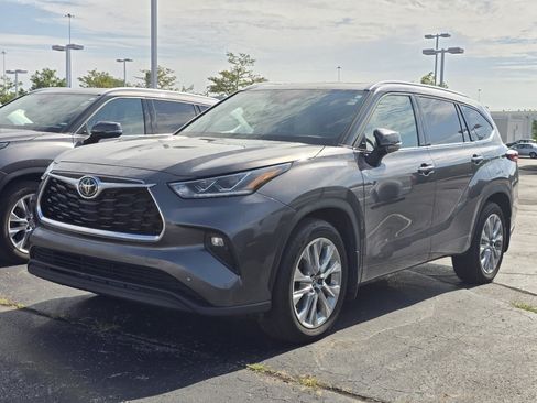 Used 2024 Toyota Highlander Limited AWD/4WD image 3